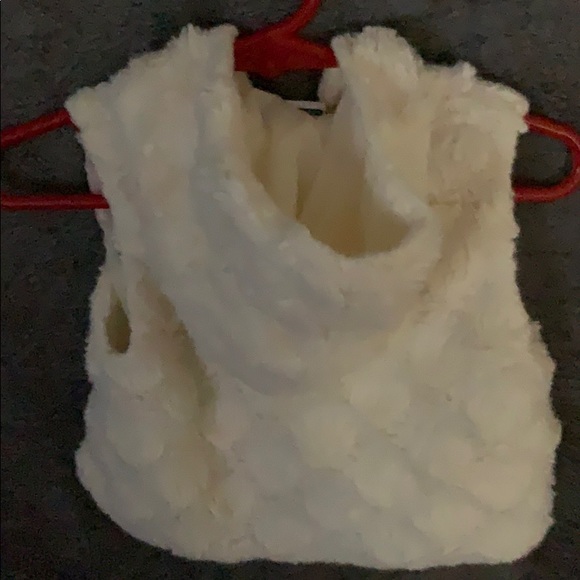 3-6M Infant white fur vest - Picture 2 of 3